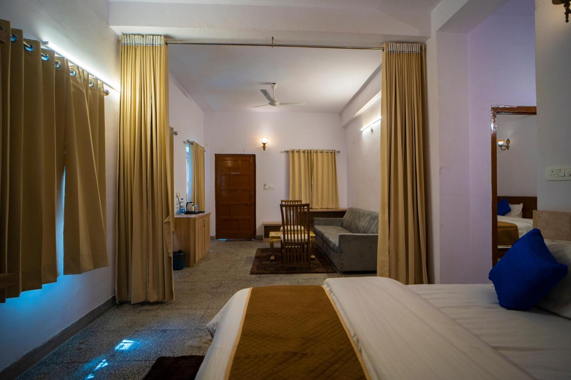 Devdarshan Hotel & Restaurant Удайпур Екстериор снимка
